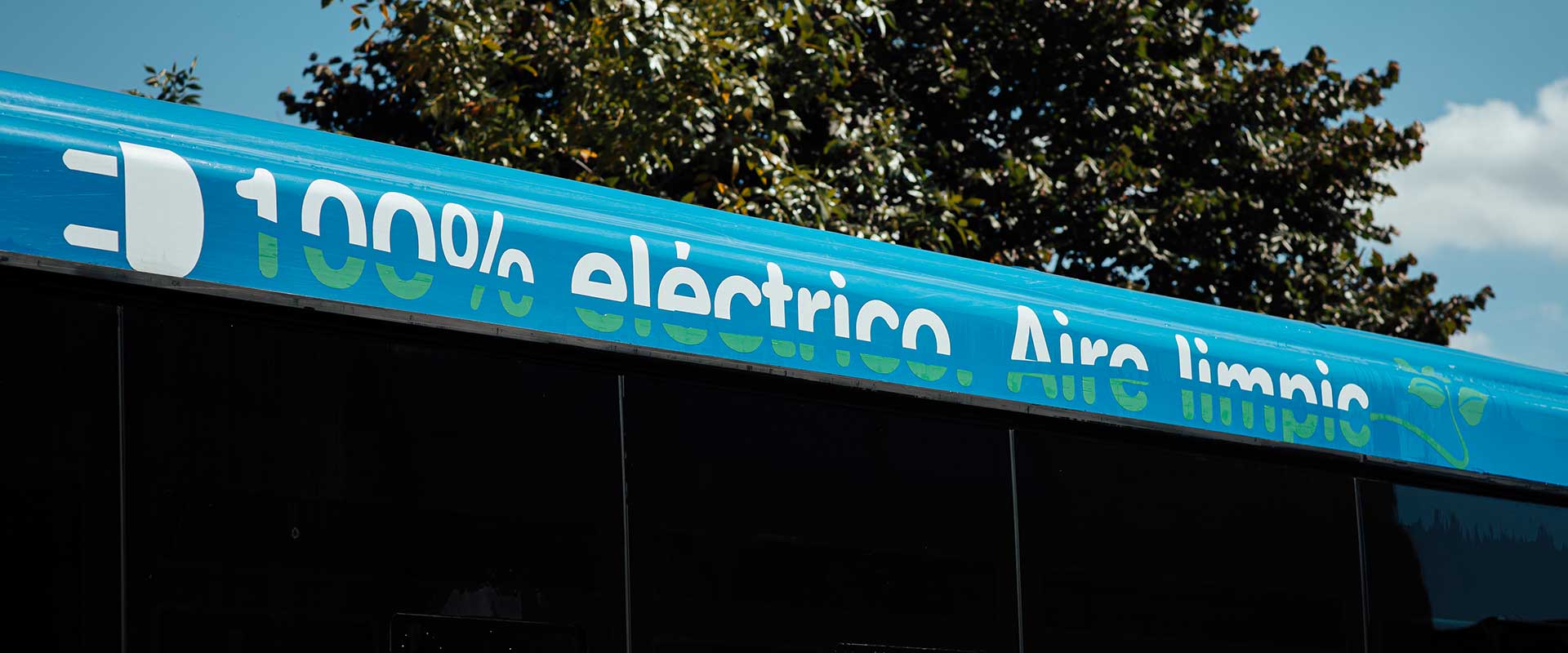 Banner en ómnibus "100% Eléctrico. Aire limpio"