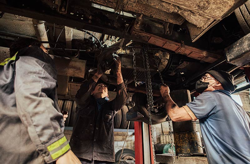 Mecánicos trabajando en una unidad